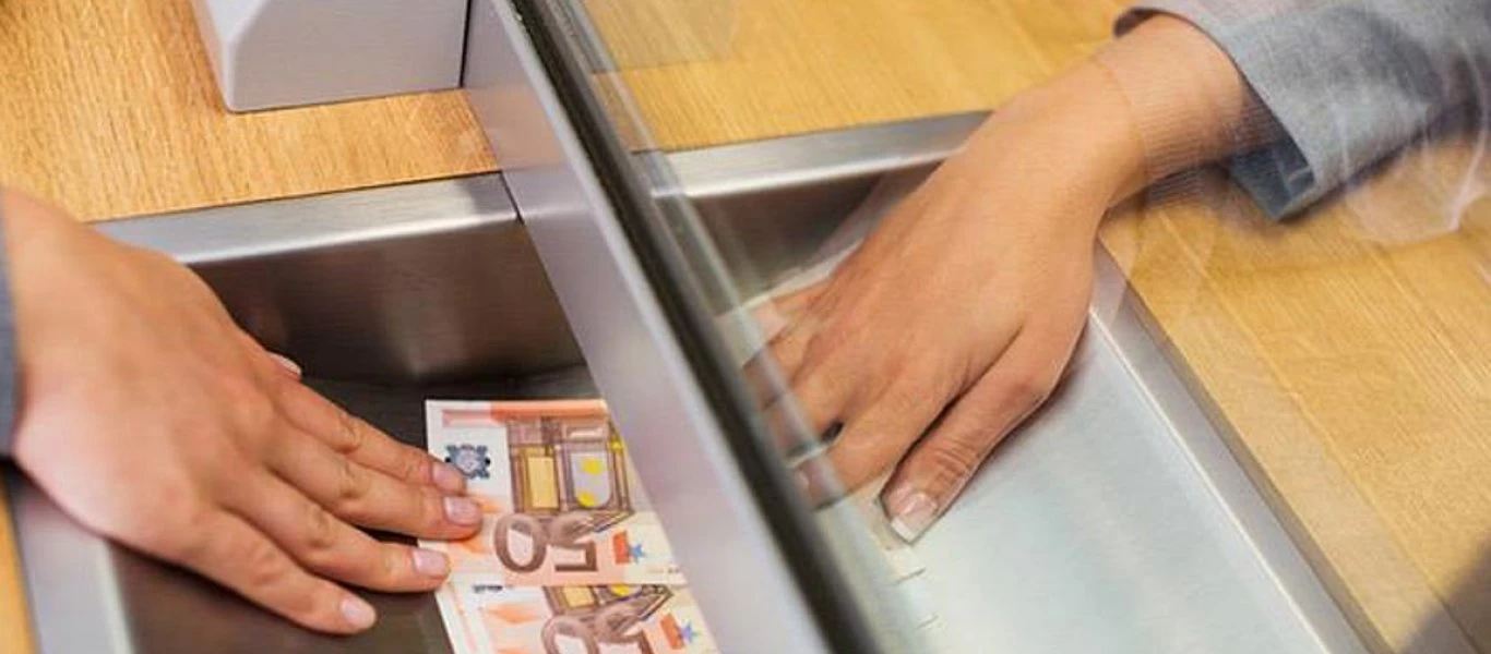 Όλα όσα πρέπει να γνωρίζετε για τις χρεώσεις που θα ισχύουν στις τραπεζικές συναλλαγές